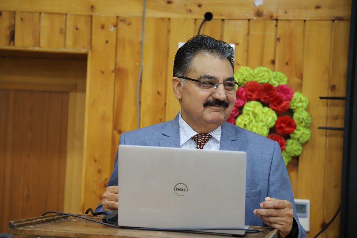 nitsriofficial's tweet photo. ๐ฌ NIT Srinagar hosted a lecture on Interface Engineering of 2D Hybrid Materials by Dr. Jayaramulu Kolleboyina, IIT Jammu
#NITSrinagar #2DMaterials #Research
@EduMinOfIndia
@JoshiPralhad
@IITJammu https://t.co/FCqIgz1kxd