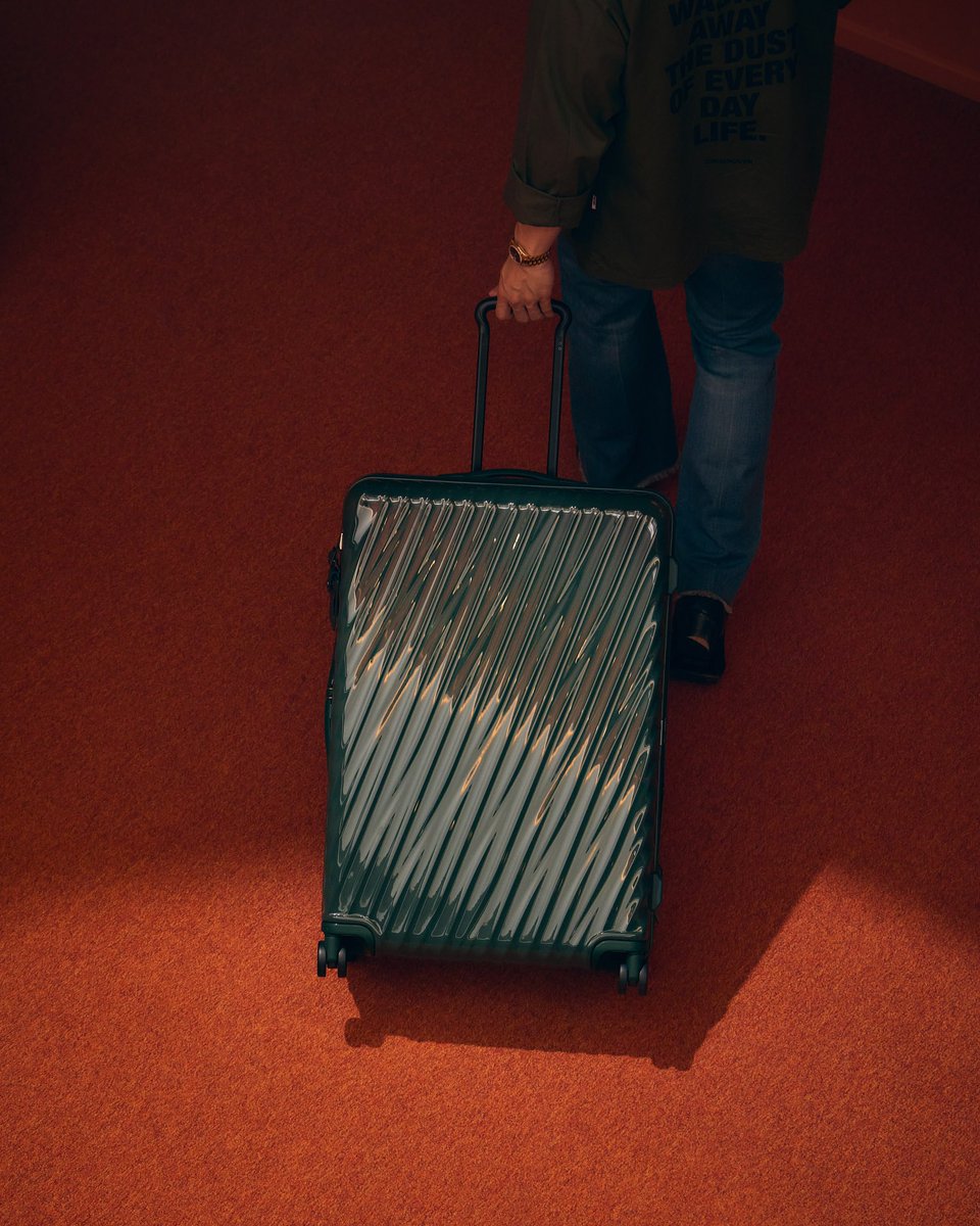 milephak_family's tweet photo. ✨IG update 

,,, On my way to new heights…💚📈 ,,,

.
.
@tumitravel @milephakphum 
#TUMI
#TUMITH
#TUMI19DEGREE
#MilePhakphum https://t.co/HZFjtKTgKA