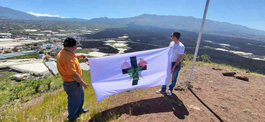 elapuron's tweet photo. Reposición de las cruces retiradas y salvadas de la lava del volcán Tajogaite
https://t.co/pMmlFnp5sz
#barriolalaguna #reposicion #cruces #Tajogaite #losllanosdearidane https://t.co/Q8T3Y5eLIC