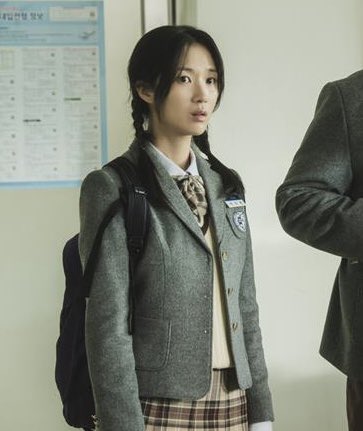 woohyepics_'s tweet photo. undercover Detective Heeyeon really looks so pretty and so young especially in that twin braids 🥰💛
#KimHyeyoon #김혜윤 #고딩형사 #TeenCop https://t.co/VoXiE5dAqw