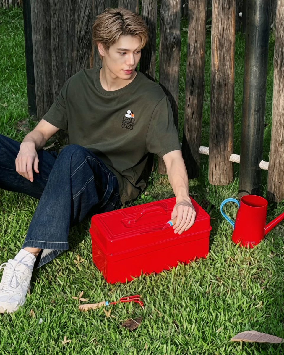 doublepjourney_'s tweet photo. Found my new gardening favourites from @LoeweOfficial Thank you for this lovely Mid-Autumn gift!

📸 IG : @phuwintang

🔗 https://t.co/Wn5q1i8R9T

#LOEWExPhuwin
#LOEWE
#phuwintang https://t.co/NKzhg1Babw