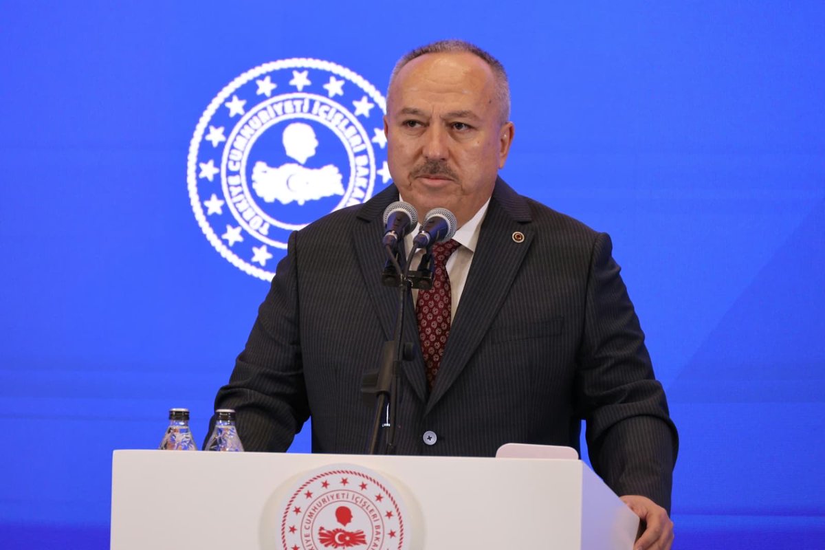EmniyetGM's tweet photo. İçişleri Bakanımız Sayın Mustafa Çiftçi’nin teşrifleri, İçişleri Bakan Yardımcımız Sayın Ali Çelik ve Emniyet Genel Müdürümüz Sayın Ali Fidan’ın katılımlarıyla, merkez teşkilatımızda ve İl Emniyet Müdürlüklerimizde yeni görevlerine atanan Emniyet Müdürlerimizle Şehit Demet Sezen Konferans Salonu’nda toplantı gerçekleştirildi.

Merkez teşkilatımızda ve illerimizde yeni görevlerine atanan Emniyet Genel Müdür Yardımcılarımıza, Başkanlarımıza, Daire Başkanlarımıza ve İl Emniyet Müdürlerimize başarılar diliyor; yapılan atamaların ülkemize, aziz milletimize ve teşkilatımıza hayırlı olmasını temenni ediyoruz.