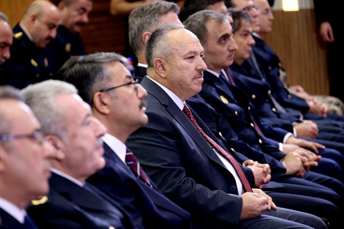 EmniyetGM's tweet photo. İçişleri Bakanımız Sayın Mustafa Çiftçi’nin teşrifleri, İçişleri Bakan Yardımcımız Sayın Ali Çelik ve Emniyet Genel Müdürümüz Sayın Ali Fidan’ın katılımlarıyla, merkez teşkilatımızda ve İl Emniyet Müdürlüklerimizde yeni görevlerine atanan Emniyet Müdürlerimizle Şehit Demet Sezen Konferans Salonu’nda toplantı gerçekleştirildi.

Merkez teşkilatımızda ve illerimizde yeni görevlerine atanan Emniyet Genel Müdür Yardımcılarımıza, Başkanlarımıza, Daire Başkanlarımıza ve İl Emniyet Müdürlerimize başarılar diliyor; yapılan atamaların ülkemize, aziz milletimize ve teşkilatımıza hayırlı olmasını temenni ediyoruz.