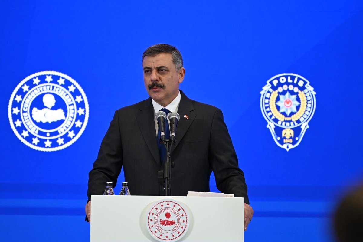 EmniyetGM's tweet photo. İçişleri Bakanımız Sayın Mustafa Çiftçi’nin teşrifleri, İçişleri Bakan Yardımcımız Sayın Ali Çelik ve Emniyet Genel Müdürümüz Sayın Ali Fidan’ın katılımlarıyla, merkez teşkilatımızda ve İl Emniyet Müdürlüklerimizde yeni görevlerine atanan Emniyet Müdürlerimizle Şehit Demet Sezen Konferans Salonu’nda toplantı gerçekleştirildi.

Merkez teşkilatımızda ve illerimizde yeni görevlerine atanan Emniyet Genel Müdür Yardımcılarımıza, Başkanlarımıza, Daire Başkanlarımıza ve İl Emniyet Müdürlerimize başarılar diliyor; yapılan atamaların ülkemize, aziz milletimize ve teşkilatımıza hayırlı olmasını temenni ediyoruz.