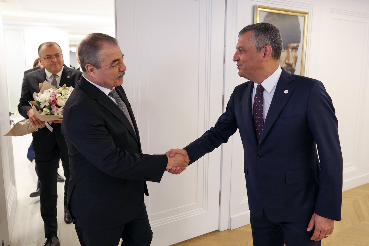 YeniPartiFoto's tweet photo. YENİ Parti Genel Başkanı Özgür Özel, YENİ Parti Genel Merkezi’ndeki makamında Birleşik Kamu-İş Konfederasyonu Genel Başkanı Orhan Yıldırım ve beraberindeki heyeti kabul etti. YENİ Parti lideri Özel’e YENİ Parti Ankara Milletvekili Gamze Taşcıer eşlik etti. https://t.co/41G0guLwYo