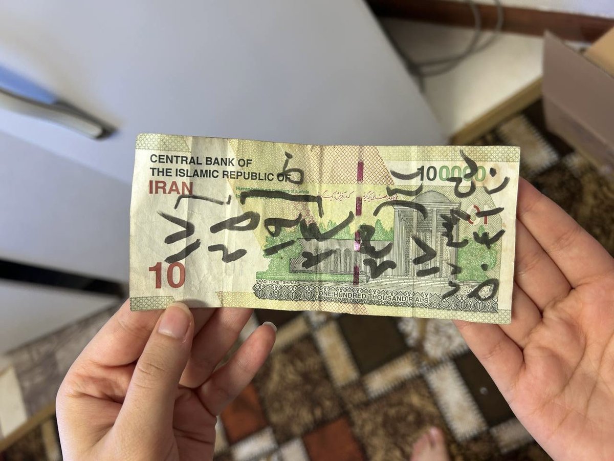 Negindbgh's tweet photo. از عجایب خوابگاه همینقدر بگم براتون که روی یخچالمون دعا پیدا کردیم😔😂 https://t.co/d4pGqvPYSb