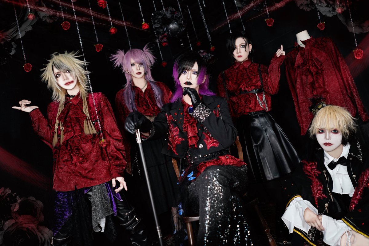 hinayori_OFC's tweet photo. 【NEW VISUAL】

正式メンバー加入！
ソロからバンド体制へ

────────

"醜い自分"を肯定しましょう

ヒナヨリ─────

Vo. くらひ
Gt. るあ
Gt. yu-ta
Ba. Mo∀
Dr. 殺月

─────────

1周年無料ワンマンまで【あと49日】

#V系
#Vkei
#ヴィジュアル系
#ヒナヨリ https://t.co/xWtZYvujwG