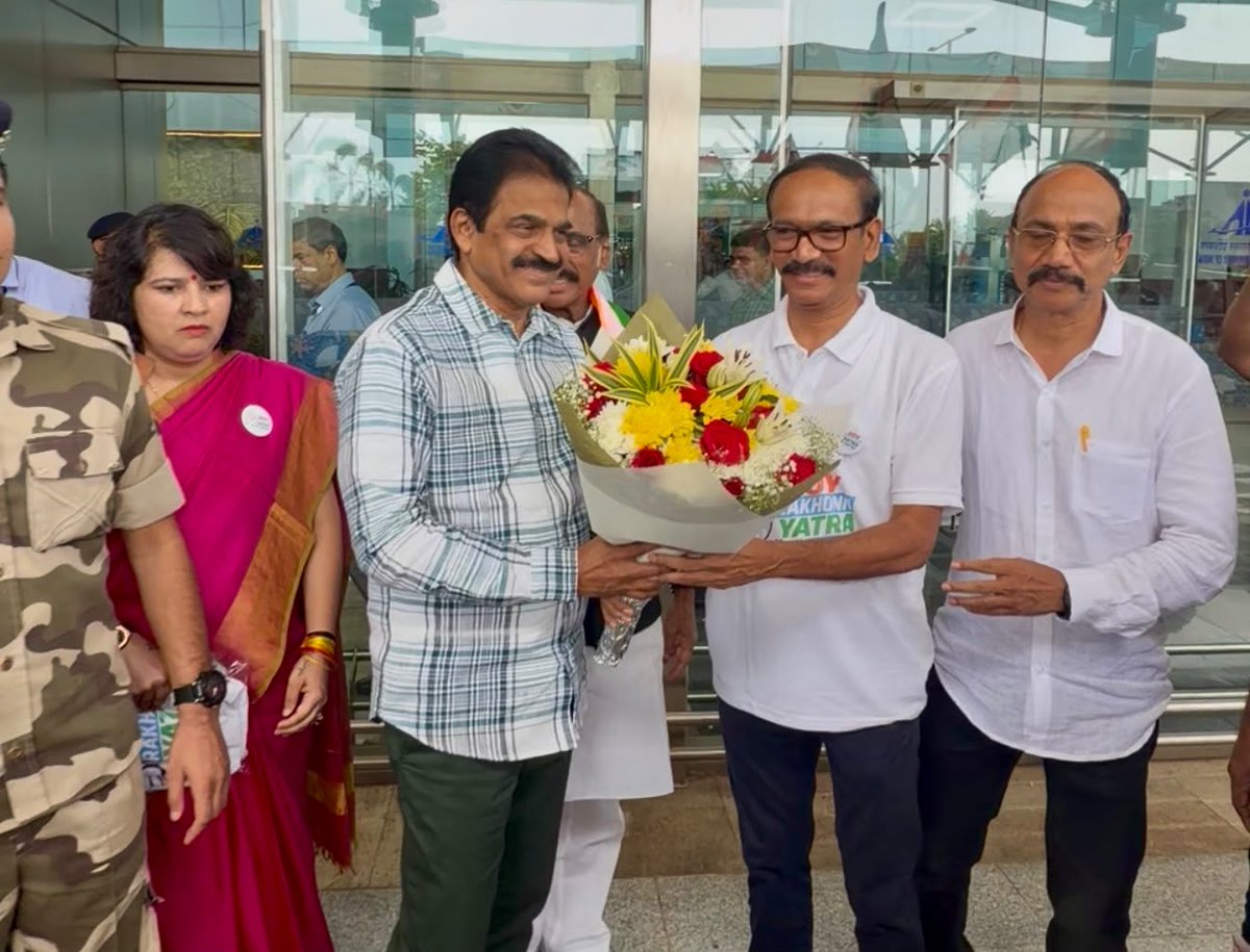 INCIndia's tweet photo. Congress General Secretary (Org.) Shri @kcvenugopalmp received a warm welcome from Congress leaders and workers upon his arrival at Goa South Airport.

📍 Goa https://t.co/mNnfC1LLhn