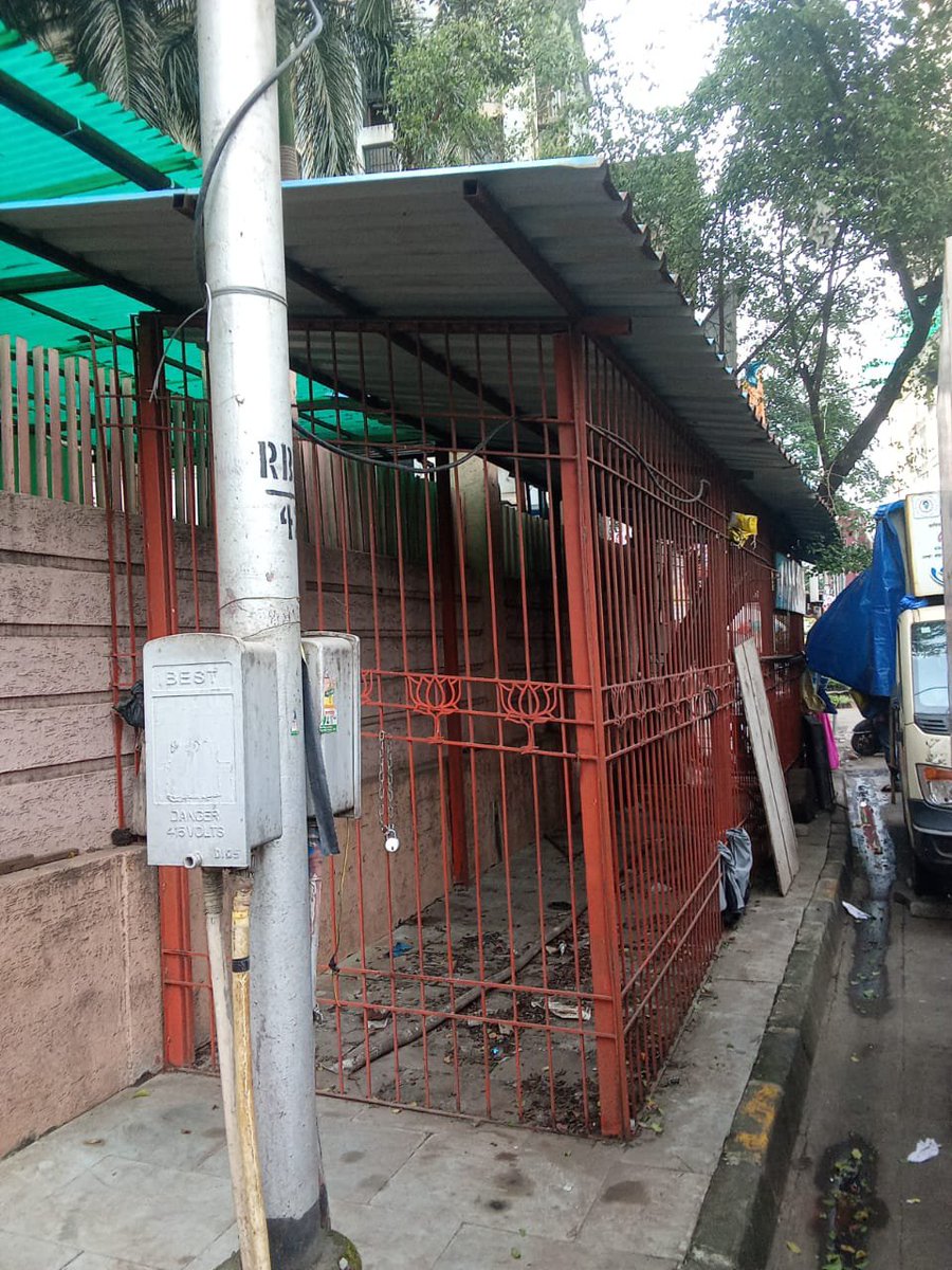 FarhanC88843068's tweet photo. @mybmc @mybmcWardE @CMOMaharashtra @rahulnarwekar @mayor_mumbai @Petition_Group 2/3}👆 South Mumbai स्थित BMC 'E' Ward कार्यालय के ठीक बाहर फुटपाथ पर अवैध सीढ़ी,शेड और रैंप का निर्माण किया गया है।
"क्या नगर निगम को अपने ही दफ्तर के गेट के बाहर फैला अतिक्रमण नजर नहीं आता?
"फुटपाथ से गुजरने वाले पैदल यात्री कहां जाएं? @mayor_mumbai👇
#EWard #MumbaiFootpaths https://t.co/9h9tf4L9dW