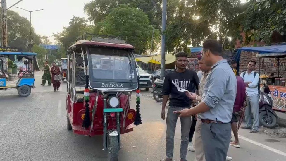 Khabarfast's tweet photo. Uttarakhand News: ₹50 के किराए के मांगे ₹300, आम यात्री बनकर निकले ARTO; 105 चालान, 25 वाहन जब्त

https://t.co/QWeuUGbKrd

#UttarakhandNews #Arto #NikhilSharma #Challans #OverCharging #Vehicles #KhabarFastDigital https://t.co/LvcC5AkPVr