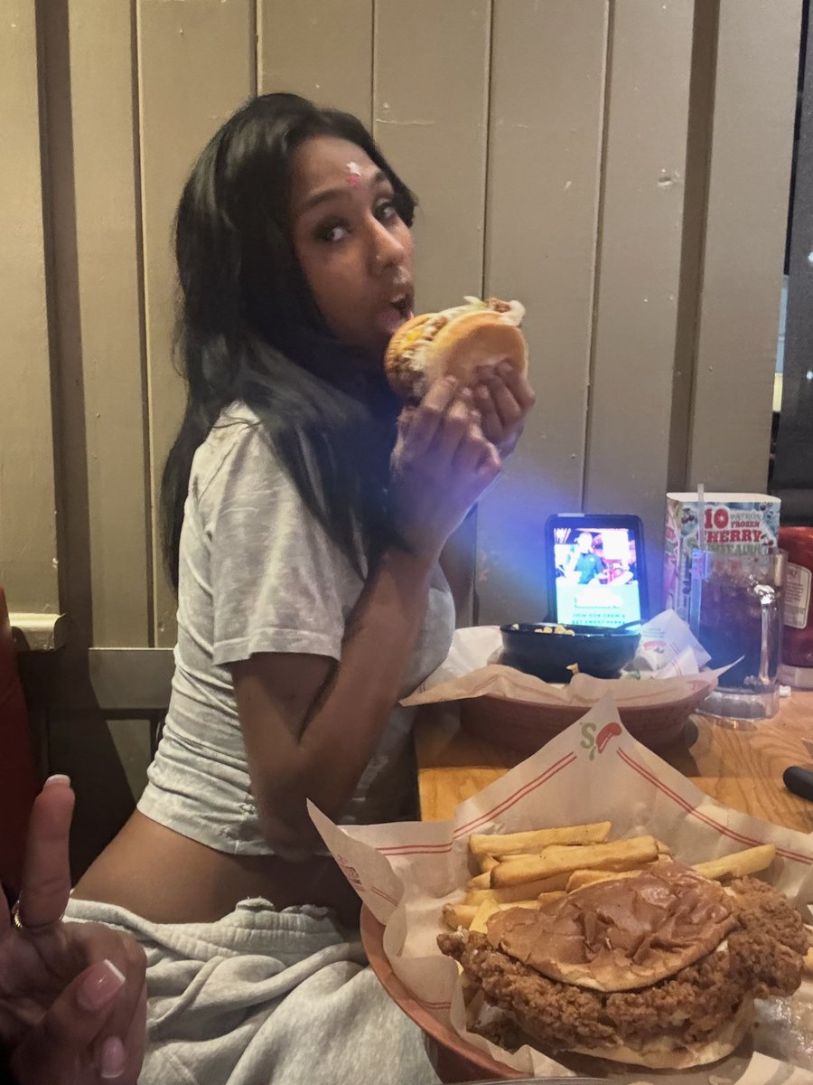 fucknikol's tweet photo. 🍔 https://t.co/L035QlbSt5