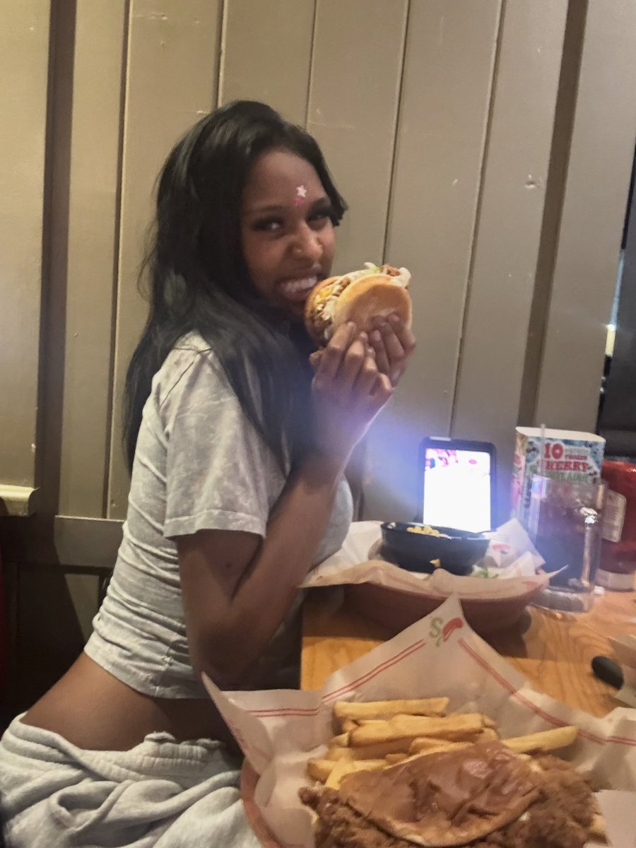 fucknikol's tweet photo. 🍔 https://t.co/L035QlbSt5