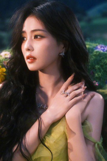YunLu_Intl's tweet photo. Happy happy 32nd birthday to our Queen #BaiLu

May you achieve all of your dreams and aspirations! We are here for you always! #YunLu fans are here 💜💙 https://t.co/erfWB2JA85