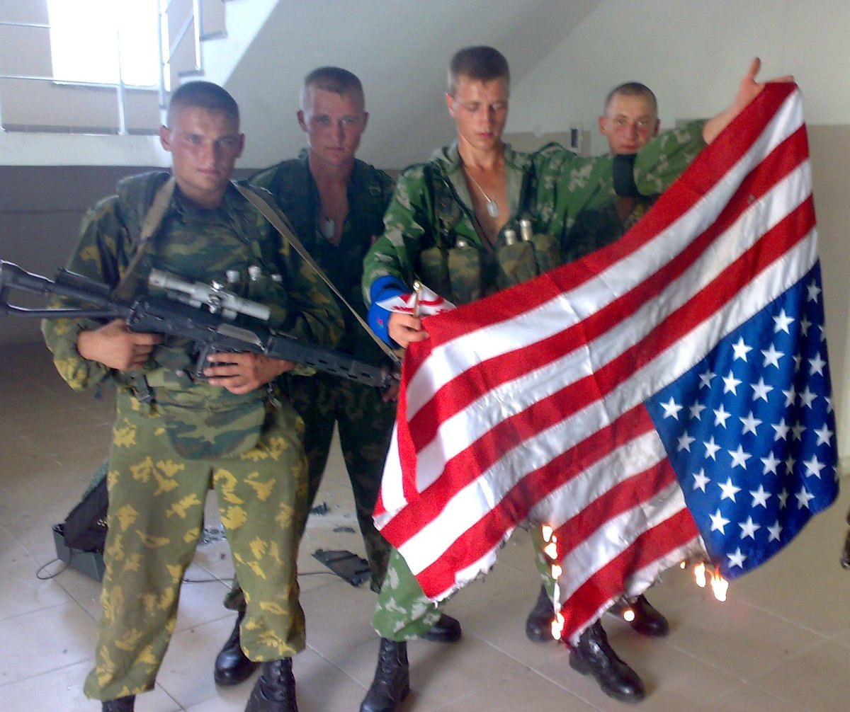 aleksthgrt's tweet photo. Russian soldiers with a captured American flag. No one can conspire against us in our hemisphere ! We are the sole rulers of the Caucasus.🇷🇺💪💯

📍Gori. Georgia. 08.08.08 https://t.co/aDE8RC2Liv