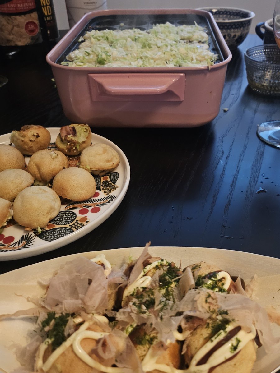 tinybuttercom's tweet photo. 我が家はたこ焼きにめっちゃキャベツ入れるんだけど、正統派レシピでは入れないと聞いてAHA体験した。次はもっと真ん丸になるよう頑張る👊🐙 https://t.co/dY48pckR7P