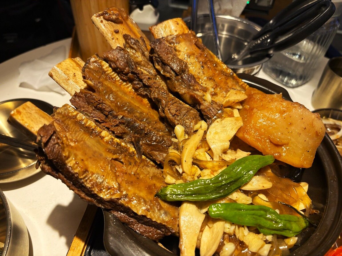 pechaco_tabi's tweet photo. 海雲台駅の近くで食べた骨付きカルビチム。
とにかく骨が大きくて、写真を見返しても迫力があります😂
海雲台は海鮮のイメージが強いけど、がっつりお肉の日もあり。 https://t.co/SWZbm10ed7