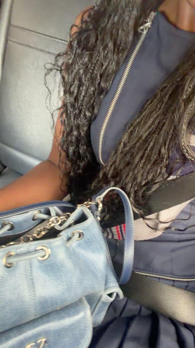 PropagandaNCI's tweet photo. Aniya with the Off-White Dumbo. B Denim Bucket Bag

ANIYA HARVEY AT OFF-WHITE
#AniyaxOffWhite
#AniyaxMFWSS27 
#10x10 https://t.co/XPTID7gjNh