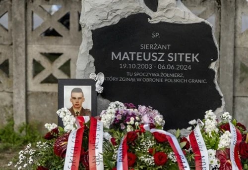 KrzPaa's tweet photo. @is_a_Mark @visegrad24 @WesleyWinterYT Of course, Poland is perfectly safe and faces no threat at its border. This is the grave of a 21-year-old Polish soldier who was stabbed while defending that border. https://t.co/uMQTUA59hY