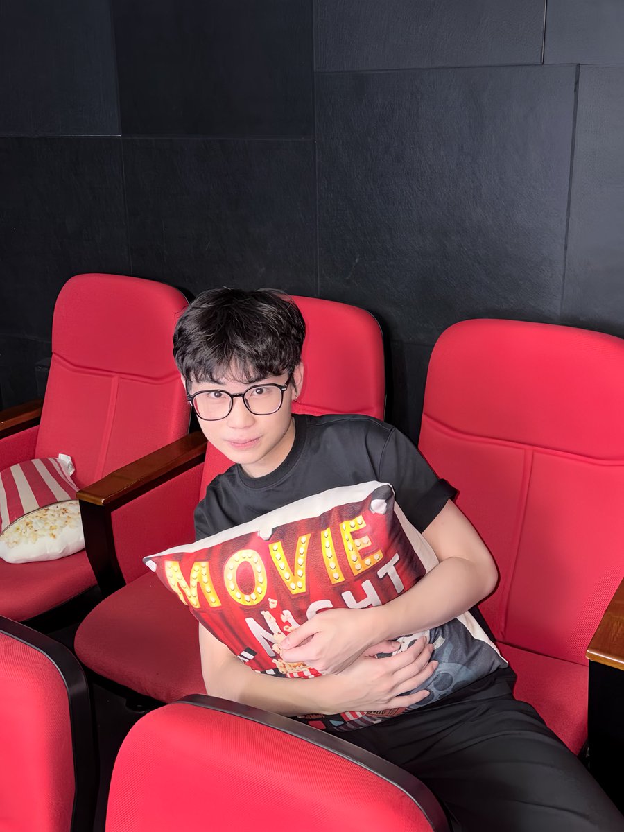 bangsensen's tweet photo. 今天是 theater boi :) https://t.co/Ihg3kb9JU9