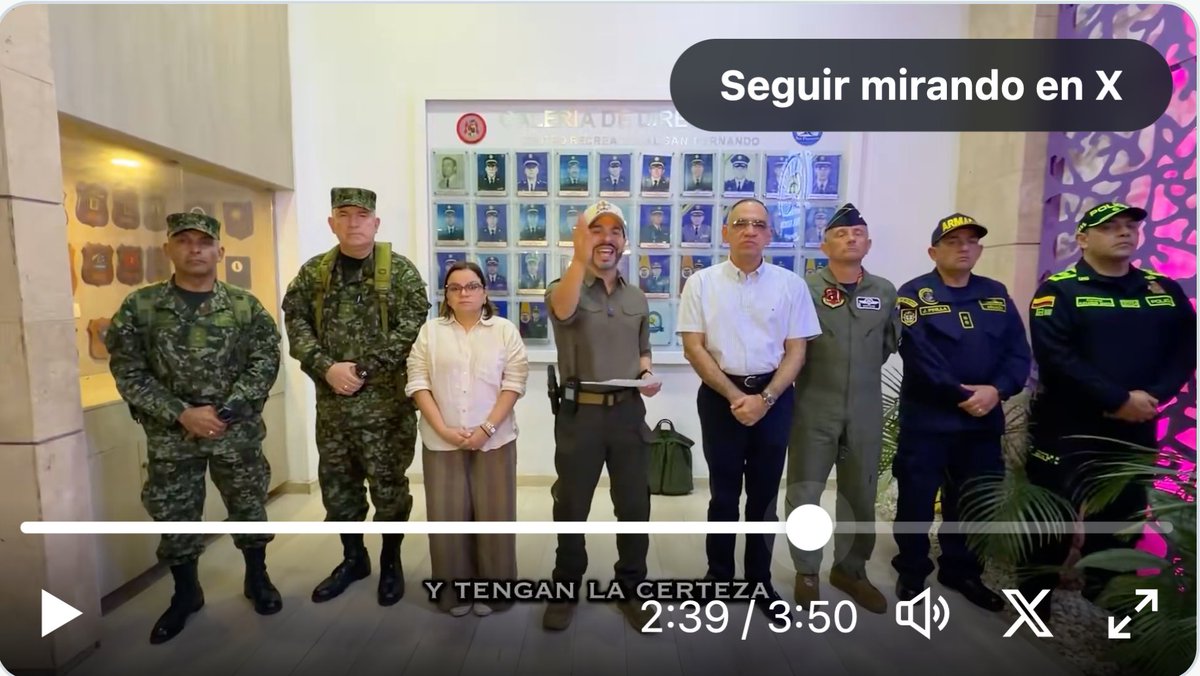 EspinosaRadio's tweet photo. Presidente @ABDELAESPRIELLA no solo tiene un radio troncalizado (no es un walkie talkie), sino también un arma en el cinto, como se ve en esta imagen del video que está en su cuenta de X desde Santa Marta

¿Es el primer presidente armado en la historia? 

👇 https://t.co/eKAhBsfZes