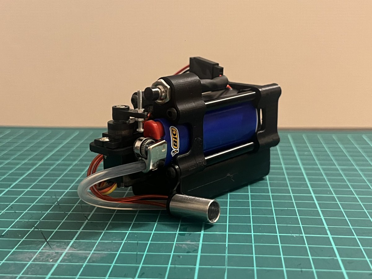 goony0014's tweet photo. BICライターが増えすぎたのでラジコン用のアフターファイヤーキットを作った。

※そばに水バケツ置いてあります。 https://t.co/uBk91jp9dK