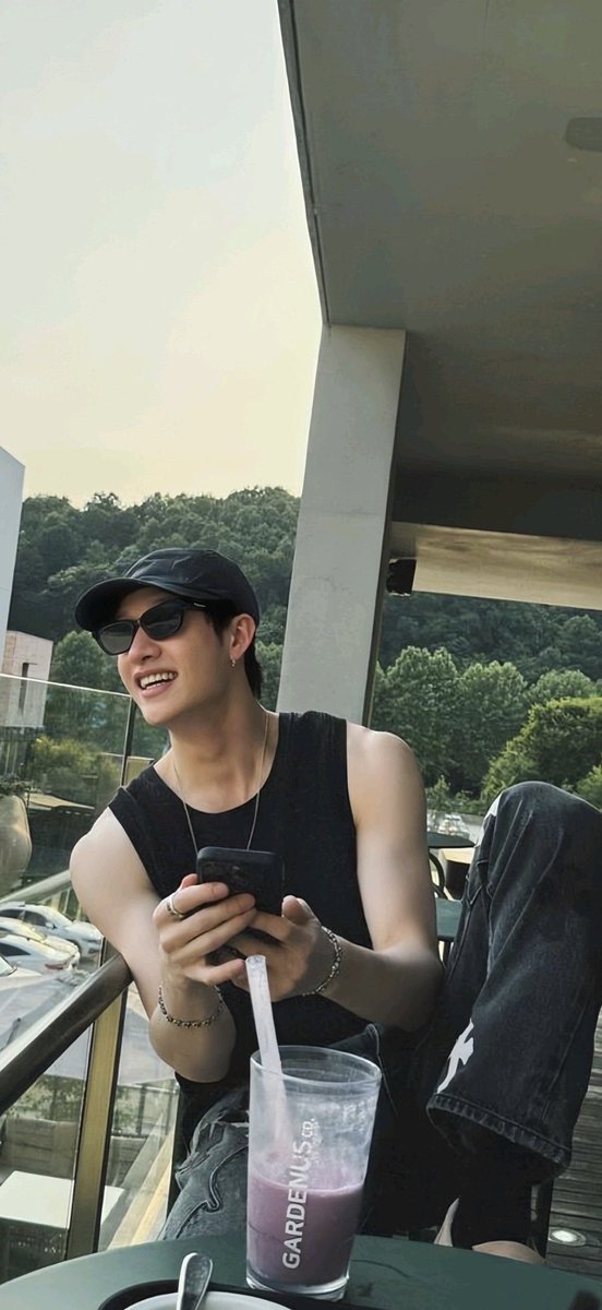 d1sorderlynoise's tweet photo. new chan boyfriend lockscreen just dropped so here’s a mini collection https://t.co/TE4BB6r2fm