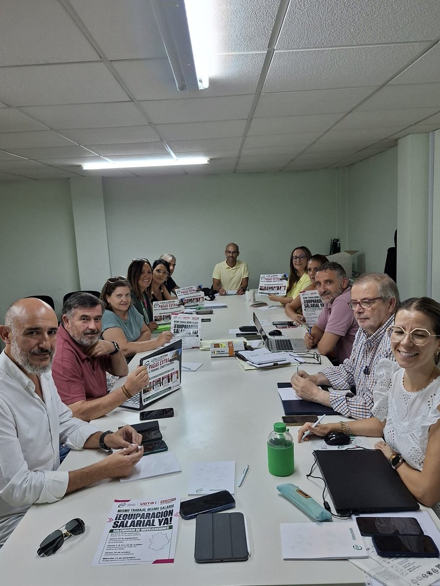 CSIFExtremadura's tweet photo. 🟢 El presidente de CSIF Extremadura, Benito Román, se reúne con los delegados de la organización en Villanueva de la Serena para analizar la actualidad sindical de la zona y promover futuras acciones en la comarca.
#CSIF+EsMás https://t.co/dgkuOrfGSX