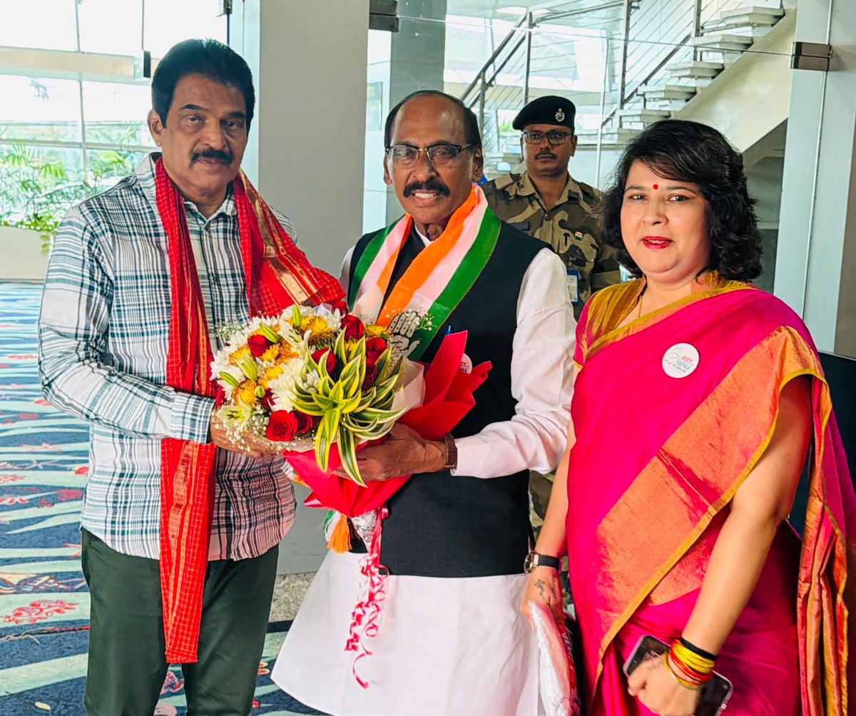INCIndia's tweet photo. Congress General Secretary (Org.) Shri @kcvenugopalmp received a warm welcome from Congress leaders and workers upon his arrival at Goa South Airport.

📍 Goa https://t.co/mNnfC1LLhn