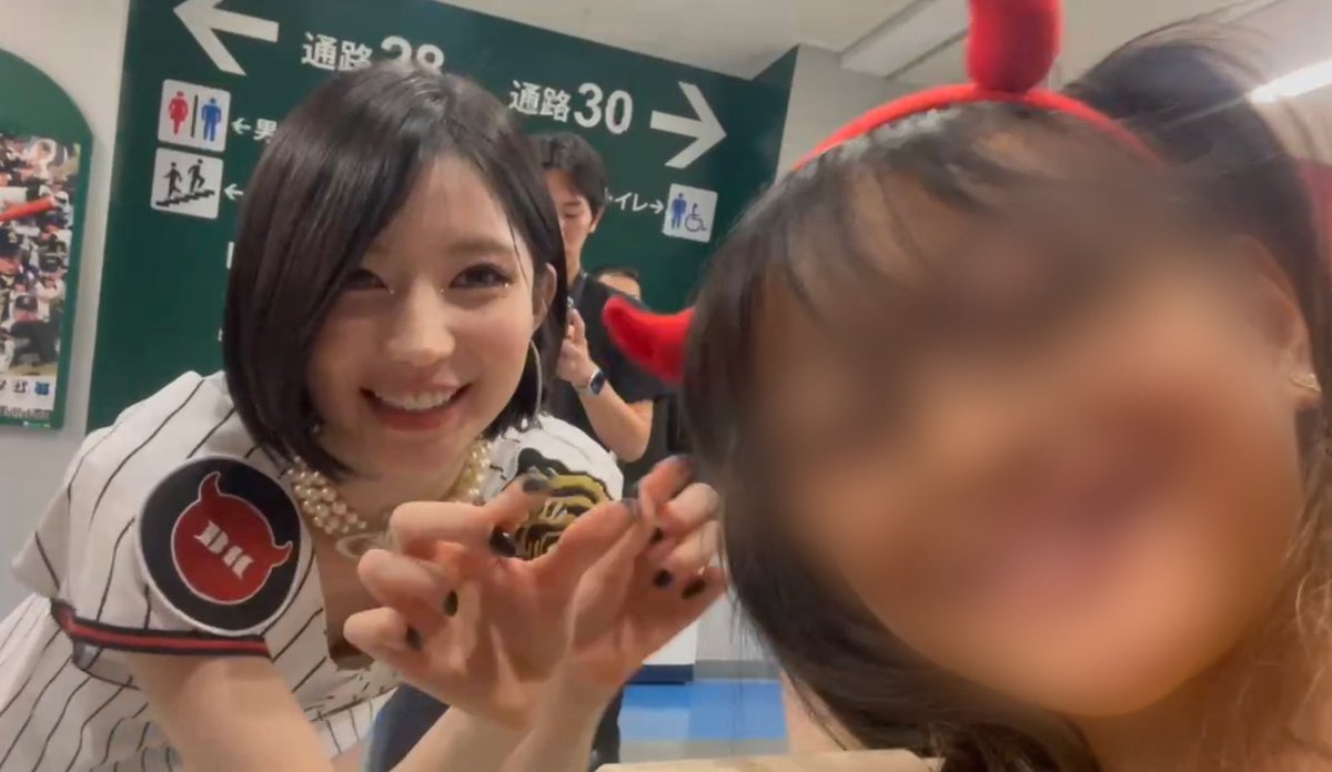 seseriri1106's tweet photo. アヒョンに食べられそうになる娘
ロラに捕えられる娘
アサに角こちょこちょされる娘

いいないいなーーー🥺💕
余韻で今もテンション高くて幸せそうだよ🥺
いつも幸せをありがとうベビたち💕 https://t.co/LuwFTaLMOj