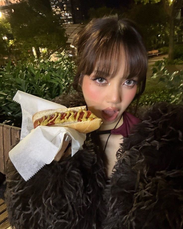 lalisahourIy's tweet photo. i just love lisa’s food dumps https://t.co/hZ0gJkUJZS