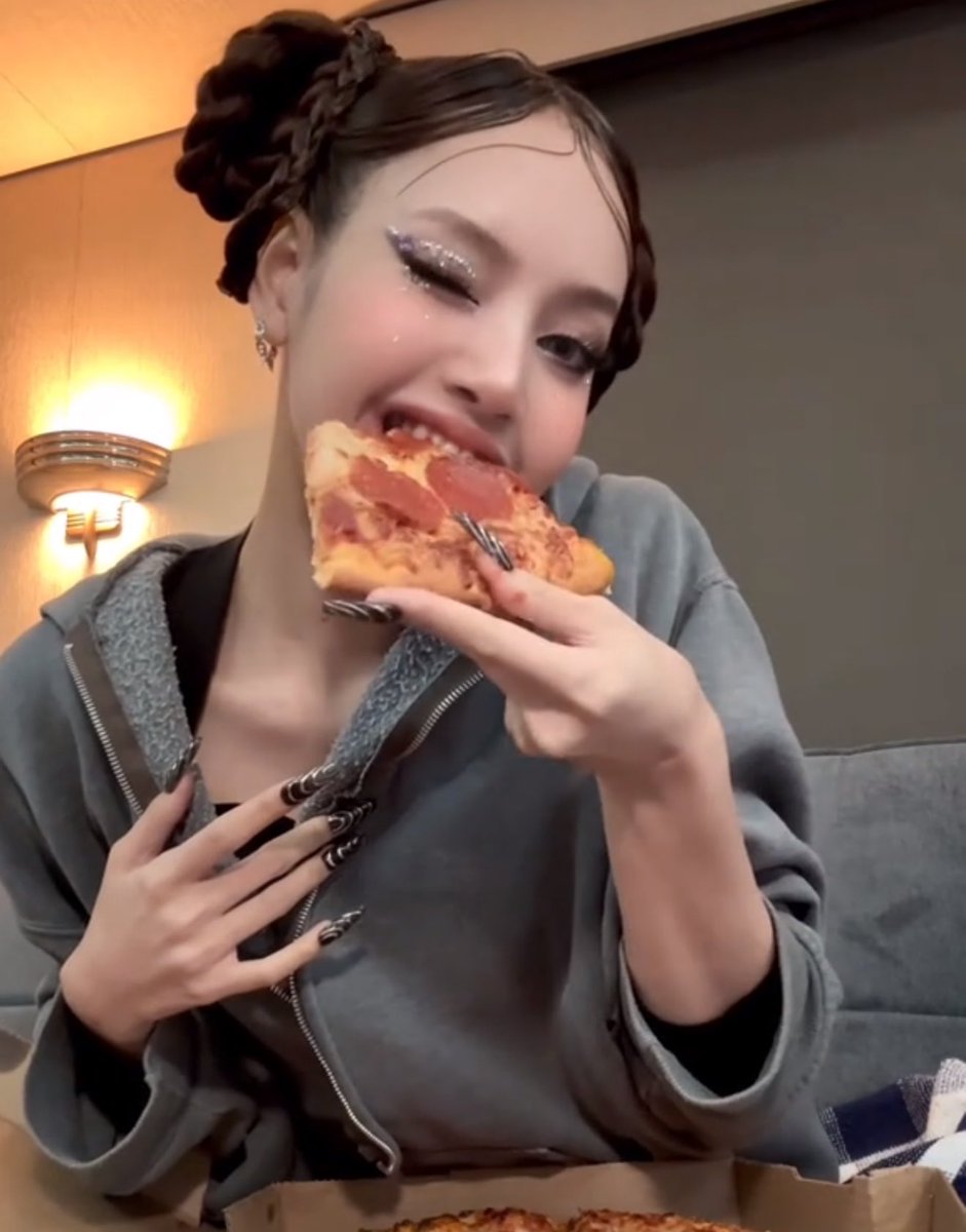 lalisahourIy's tweet photo. i just love lisa’s food dumps https://t.co/hZ0gJkUJZS