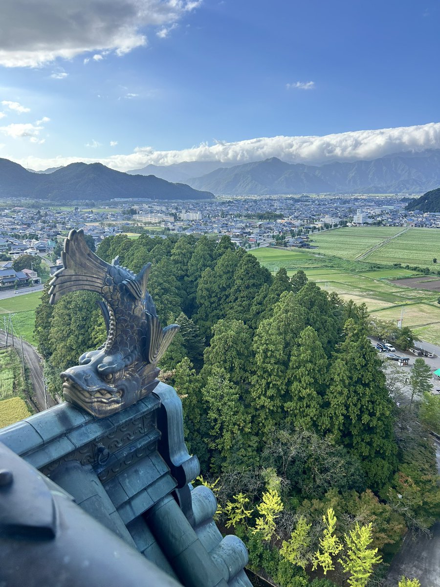 6Twe9s1Z9CuUxSY's tweet photo. シルバーウィークの最後は写真の場所に行ってきました。
さて、私が訪れたのはどこの町でしょうか！
（石垣に龍の彫刻がある珍しいお城は特徴的ですね！🐉）
難易度★★★☆☆ https://t.co/rbJv6xi0Ze