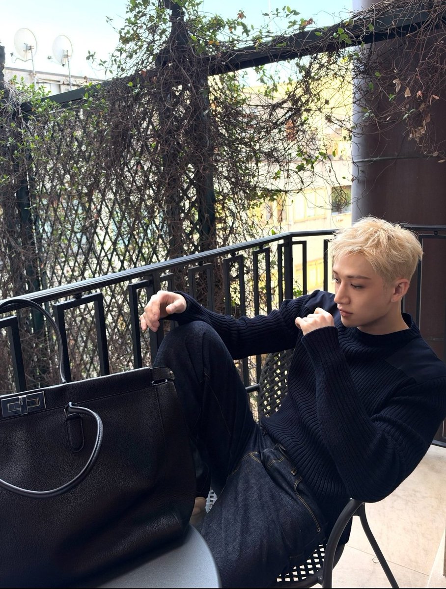 FiftyShadesChan's tweet photo. I'm crying bangchan is so attractive 

#BangChanxFENDI
#BangChan https://t.co/uPn6xd9mhl