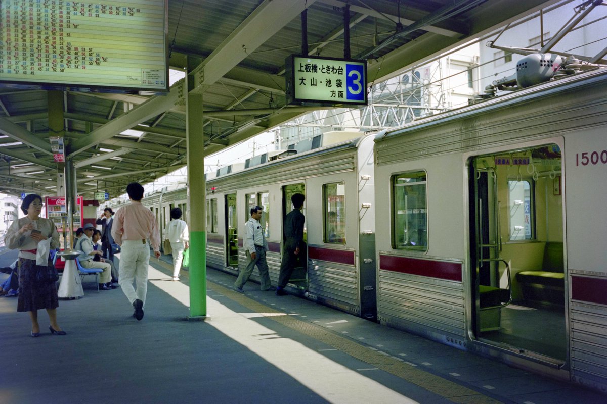 japan70to10's tweet photo. 1990年、東京・成増駅の東武東上線ホーム https://t.co/0Mp3In7cMa