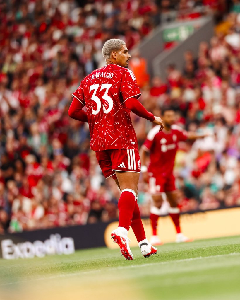mrwedwards's tweet photo. Araujo has performed well at right back, good in defence and willing to try get forward. 

Iraola’s sides are known for their attacking wing play supported by overlapping fullbacks. 

So should Liverpool go out in Jan and buy a specialist RightBack? https://t.co/ZsiTWWXImR