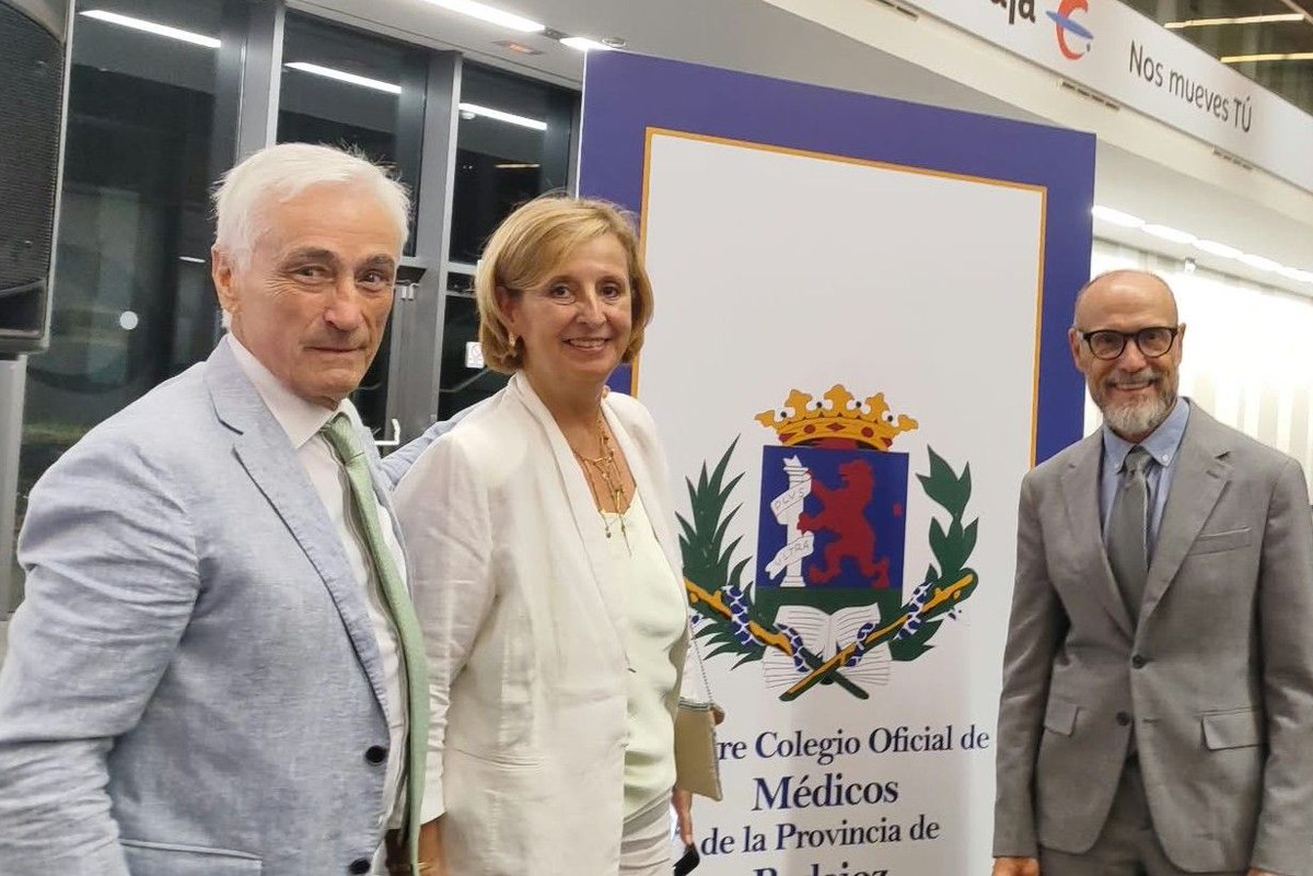 SEMG_ES's tweet photo. 🏆 Reconocimiento a una trayectoria ligada a la #MedicinadeFamilia

👨‍⚕️ El Dr. Ignacio Burgos Pérez, expresidente de la SEMG, ha recibido el Premio al Profesionalismo Médico en la II Gala de la Medicina de Extremadura, organizada por el Colegio de Médicos de Badajoz.

👏 Un reconocimiento a su trayectoria, a su compromiso con la profesión médica y a su contribución a la Medicina de Familia y a la #AtenciónPrimaria.

La presidenta de la #SEMG, Pilar Rodríguez Ledo, acompañó a Ignacio Burgos en este momento tan especial, junto al presidente de #SEMGExtremadura, Pedro García.

💙 Desde la SEMG celebramos este merecido reconocimiento a quien ha formado parte de la historia de nuestra Sociedad y de la defensa de una Medicina de Familia cercana, resolutiva y comprometida con las personas.

🩺 Porque, como recordó Pilar Rodríguez Ledo durante la gala:
“un médico de Familia es, ante todo, un médico en el que confiar. ”.