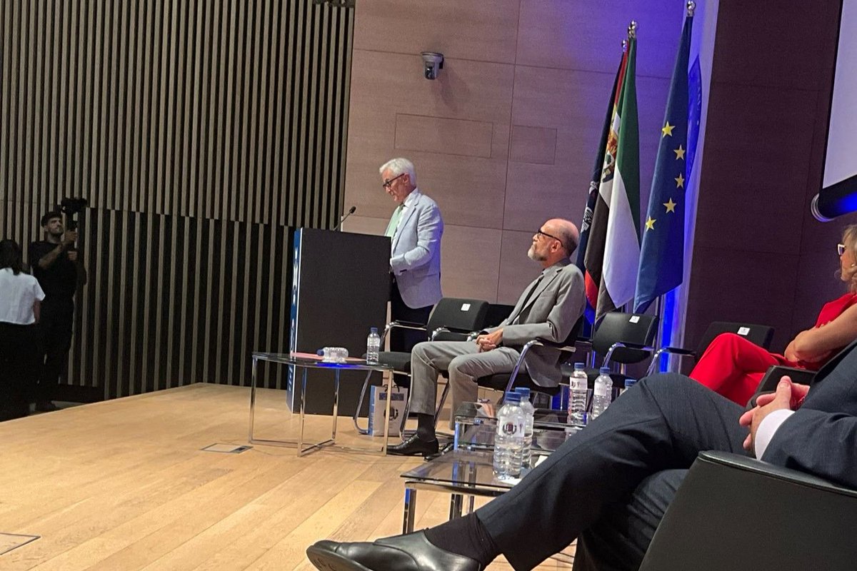 SEMG_ES's tweet photo. 🏆 Reconocimiento a una trayectoria ligada a la #MedicinadeFamilia

👨‍⚕️ El Dr. Ignacio Burgos Pérez, expresidente de la SEMG, ha recibido el Premio al Profesionalismo Médico en la II Gala de la Medicina de Extremadura, organizada por el Colegio de Médicos de Badajoz.

👏 Un reconocimiento a su trayectoria, a su compromiso con la profesión médica y a su contribución a la Medicina de Familia y a la #AtenciónPrimaria.

La presidenta de la #SEMG, Pilar Rodríguez Ledo, acompañó a Ignacio Burgos en este momento tan especial, junto al presidente de #SEMGExtremadura, Pedro García.

💙 Desde la SEMG celebramos este merecido reconocimiento a quien ha formado parte de la historia de nuestra Sociedad y de la defensa de una Medicina de Familia cercana, resolutiva y comprometida con las personas.

🩺 Porque, como recordó Pilar Rodríguez Ledo durante la gala:
“un médico de Familia es, ante todo, un médico en el que confiar. ”.