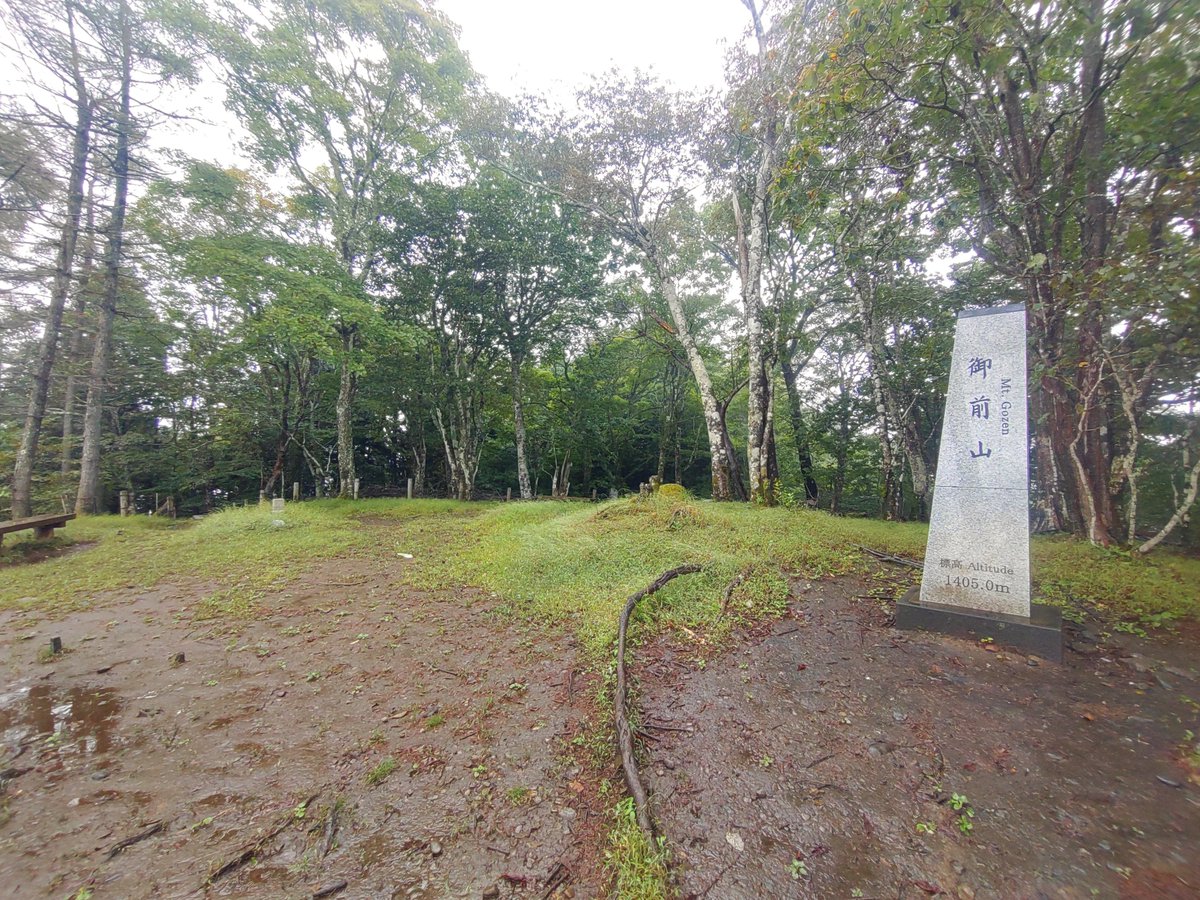 sJAiwtQPutjUBCX's tweet photo. 東京 奥多摩町
御前山 1405m
日本百低山

奥多摩湖の小河内ダム堤を渡って入山し、御前山経由で奥多摩駅まで縦走

天気予報は曇りだったが雨だよ
ガスもあり景色は見えず

山頂下部に避難小屋がありここでの昼食がホッとしたな

黙々と山歩きをするのみの登山でしたが、これはこれで楽しいよ https://t.co/OSZmTLRIVx