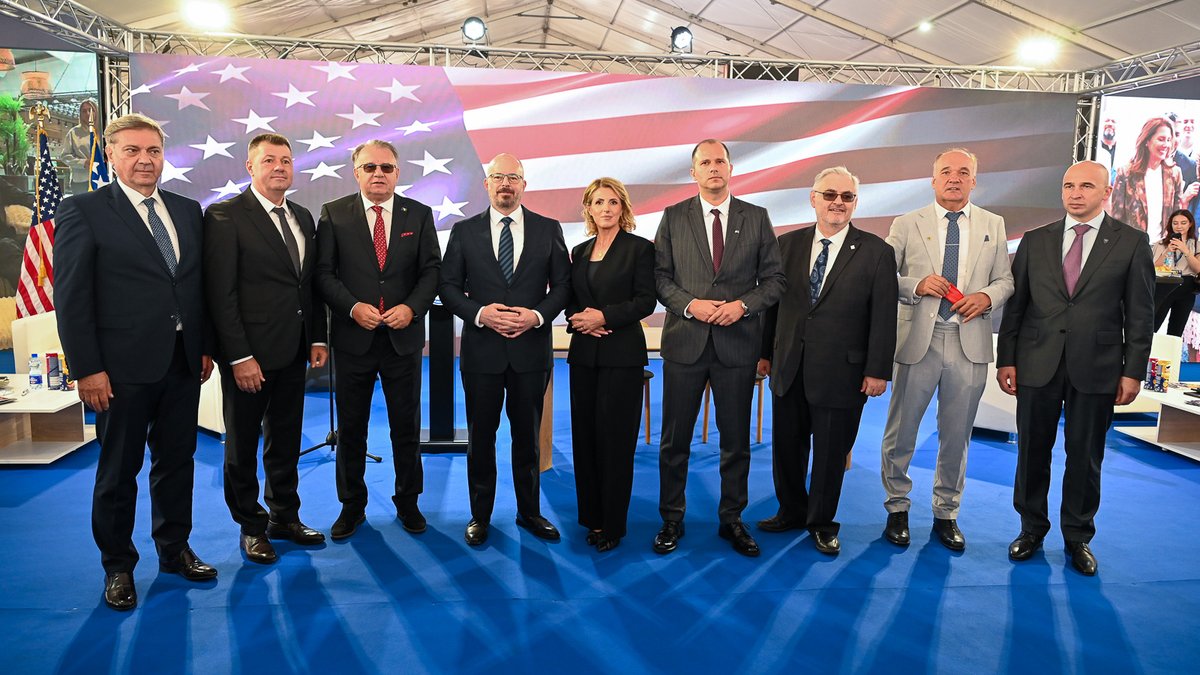 vladafederacije's tweet photo. ✅ Premijer @NiksicN  na otvorenju 20. Međunarodnog sajma privrede Tešanj: Ovdje se stvaraju nove vrijednosti i ovakvih primjera želimo što više

Više na 🔗  https://t.co/JmO54Ql8zf

#VladaFederacijeBiH #VladaFBiH #Premijer #Tešanj #SajamPrivrede #Privreda #Investicije https://t.co/Ff7gTybHG3