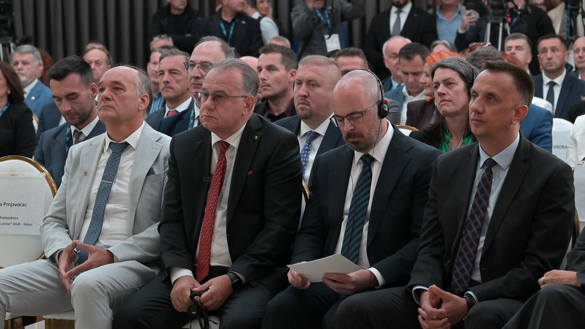 vladafederacije's tweet photo. ✅ Premijer @NiksicN  na otvorenju 20. Međunarodnog sajma privrede Tešanj: Ovdje se stvaraju nove vrijednosti i ovakvih primjera želimo što više

Više na 🔗  https://t.co/JmO54Ql8zf

#VladaFederacijeBiH #VladaFBiH #Premijer #Tešanj #SajamPrivrede #Privreda #Investicije https://t.co/Ff7gTybHG3