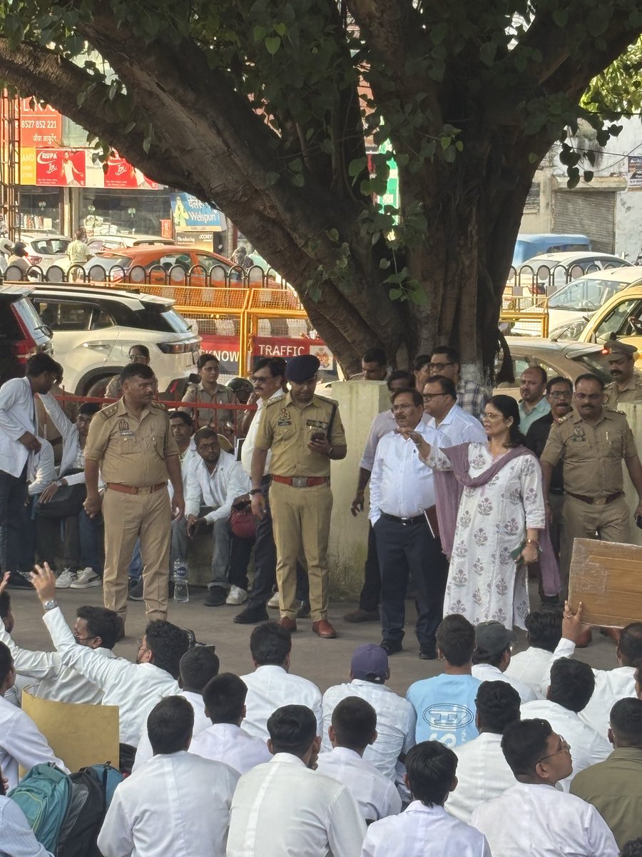 Himansh26880279's tweet photo. अगर आयुर्वेद और होम्योपैथी हमारी परंपरा और स्वास्थ्य व्यवस्था का हिस्सा हैं,तो इनके interns के साथ आर्थिक असमानता क्यों? UP सरकार ₹25,000 stipend पर स्पष्ट निर्णय दे। @CMOfficeUP @moayush @DayaluBJP @brajeshpathakup #BoycottAyurvedaDay #आयुष_का_अधिकार_25000 https://t.co/fyzCdJZIoU