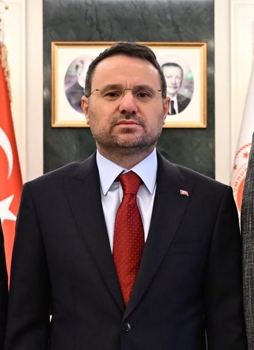 atikfatih1's tweet photo. 🔴 “Amacımız paraları geri getirmek mağduriyetleri gidermek”

Adalet Bakanı Akın Gürlek’ten fon yolsuzluğuna dair açıklamalar: 

Akın Gürlek: 
“Bizim şu an asıl amacımız paraları geri getirmek. Yurt dışına para kaçırıldığını gördük. Bizim amacımız şimdi bunları getirmek. Bunları getirip gerçekten de iyi niyetli vatandaşlarımıza bu paraları almalarını sağlamak.”

Soruşturma genişler 

“SPK tarafından tasfiye edilen fonlarla ilgili yöneticilerin, işte başkanlarının, 1. derece akrabalarının mal varlıklarının dondurduk. İlk başta bankalardaki değerlerine el koyduk, tedbir getirdik. Tapudaki taşınmazları devretmesini engelledik. Bir kısım şirketlere el koyduk, bir kısım mal varlıklarına el koyduk, bir kısmına tedbir kararı koyduk. Bu çok faydalı oldu. Soruşturma tabiki genişler” (Cüneyt Özdemir) @abakingurlek