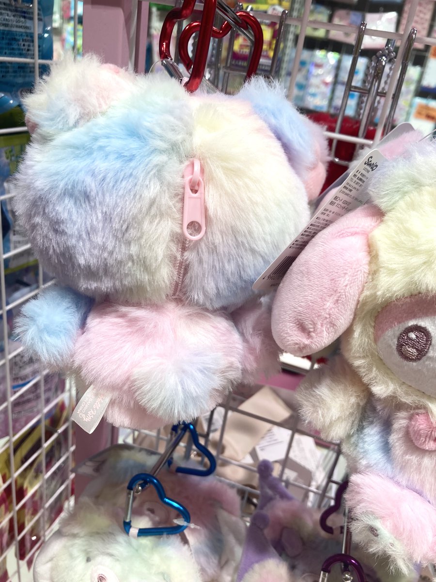 pj_c_official's tweet photo. ★入荷情報★

サンリオからレインボーシリーズが入荷❣

ふわっふわのもっふもふです(๑• . •๑)♡

フェイスポーチはカラビ��付き🎶

存在感バツグンのマスコットはポーチにもなる優れもの♡

#キティ　
#マイメロ　
#クロミ　
#シナモン　

がラインナップ🎶 https://t.co/f4e8etvA6Z