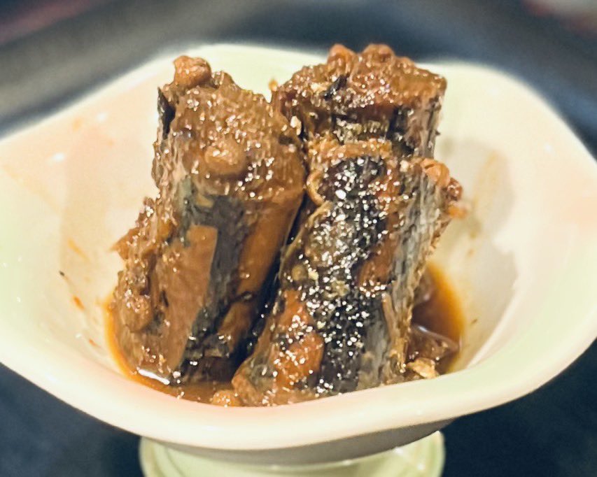 uokurai's tweet photo. 【秋刀魚有馬煮】

新秋刀魚を使った酒肴を作ってみました‼️
粒山椒を効かせ、骨まで柔らかな逸品です✨️日本酒のお供にどーぞ‼️

#魚蔵居
#さんま
#有馬煮 https://t.co/BHHBMuFgW5