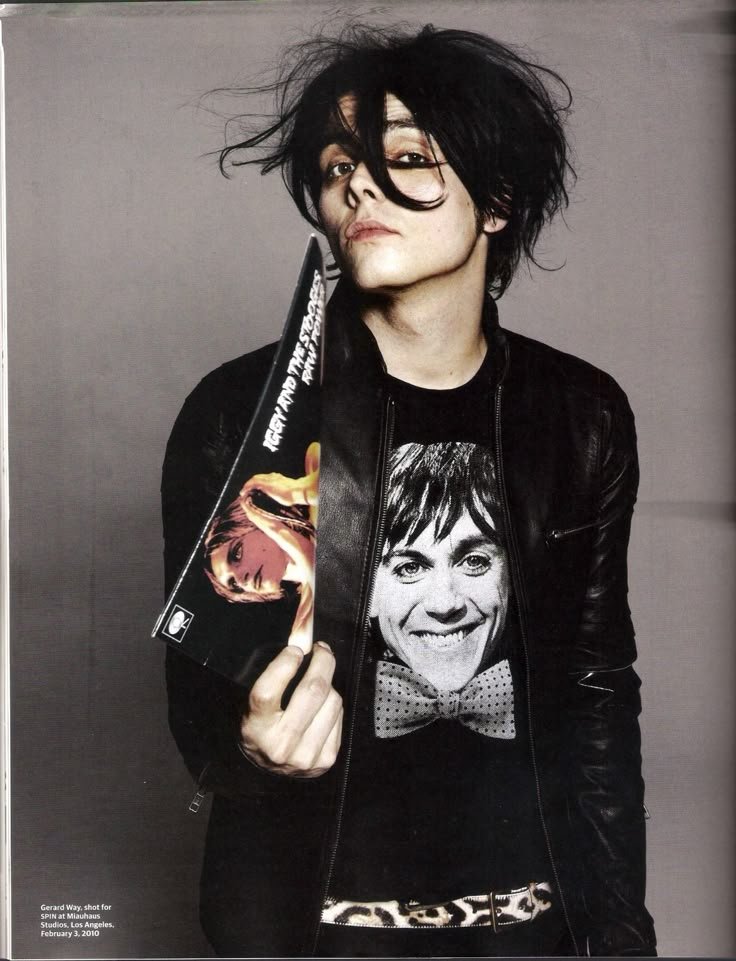 unkn0wn_dem0lvr's tweet photo. this pic is from the same damn photoshoot mind you https://t.co/wcrXWexCH7