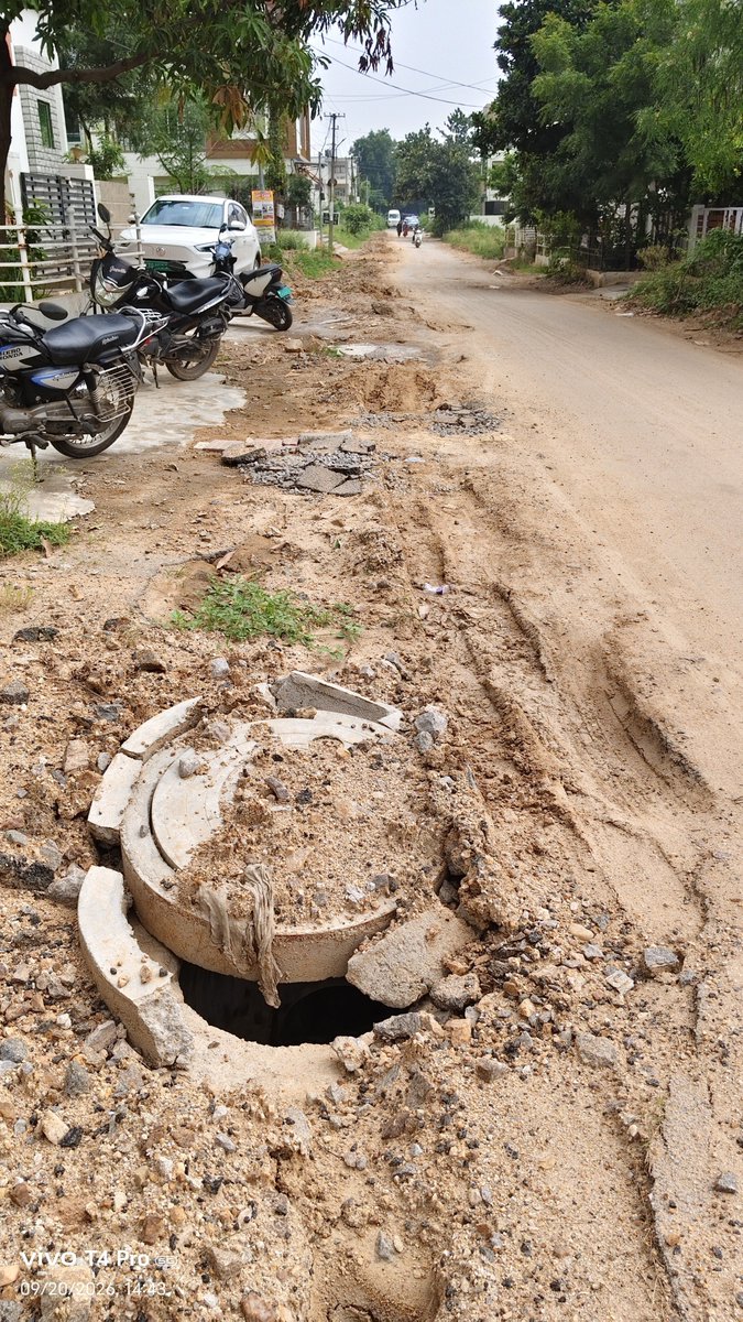 nchitimilla's tweet photo. @CMC_Offcl @DC_Ameenpur @ZC_SLP @MC_Cyberabad @GummallaSrijana, bringing a severe public safety issue to your attention: 
🚧 Total drainage line required: 4 km 
📝 Sanctioned: 640m (after multiple follow-ups) 
🛑 Completed: 400m before the contractor abandoned the site https://t.co/LgBrpI1n7F