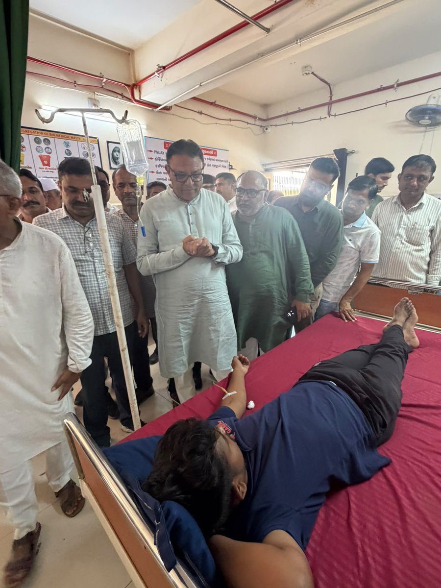 MLAMukeshPatel's tweet photo. સ્વસ્થ નાગરિક – સમૃદ્ધ સમાજ

‘સેવા પરમો ધર્મ’ના સૂત્રને ચરિતાર્થ કરતા આજે ‘સેવા સંકલ્પ અભિયાન’ અંતર્ગત મહેસાણાના લાંઘણજ સામુહિક આરોગ્ય કેન્દ્ર દ્વારા એક સરાહનીય આરોગ્ય તપાસ શિબિરનું આયોજન કરવામાં આવ્યું. https://t.co/fOUy2BBWPZ