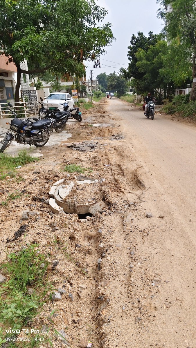 nchitimilla's tweet photo. @CMC_Offcl @DC_Ameenpur @ZC_SLP @MC_Cyberabad @GummallaSrijana, bringing a severe public safety issue to your attention: 
🚧 Total drainage line required: 4 km 
📝 Sanctioned: 640m (after multiple follow-ups) 
🛑 Completed: 400m before the contractor abandoned the site https://t.co/LgBrpI1n7F