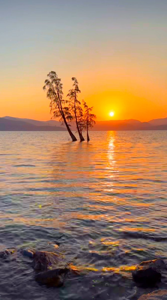 LurleneMonopu's tweet photo. Caught the sunrise at Dali’s Erhai Lake this morning—air’s crisp, view’s breathtaking, perfect start to the day. https://t.co/OuZcwlB1PM
