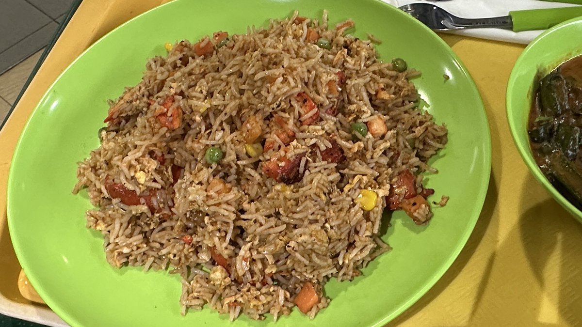 mitaro_r32's tweet photo. 夕飯のカレーはChicken Tikka Fried Rice 8.00SGD、Bhindi Masala 7.00SGDです。
オクラと玉ねぎがたっぷり入ったマサラです。 https://t.co/FEwxR2pHYr